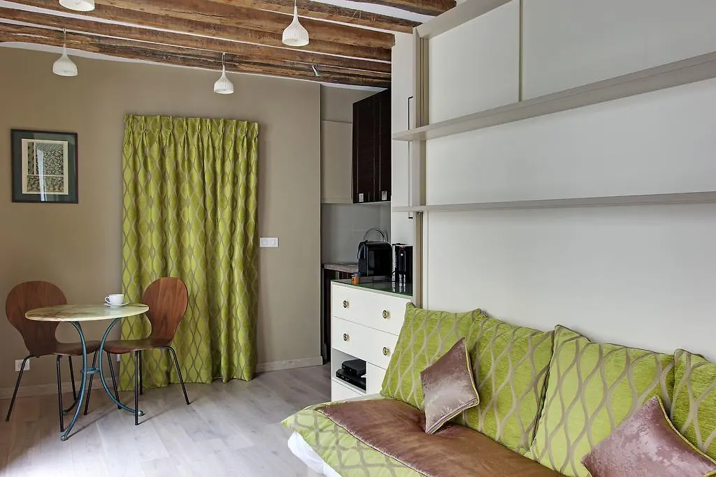 Louvre Apartment